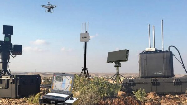 Modulares und mobiles Luftabwehrsystem RED SKY für Gefahren in niedrigen Flughöhen.