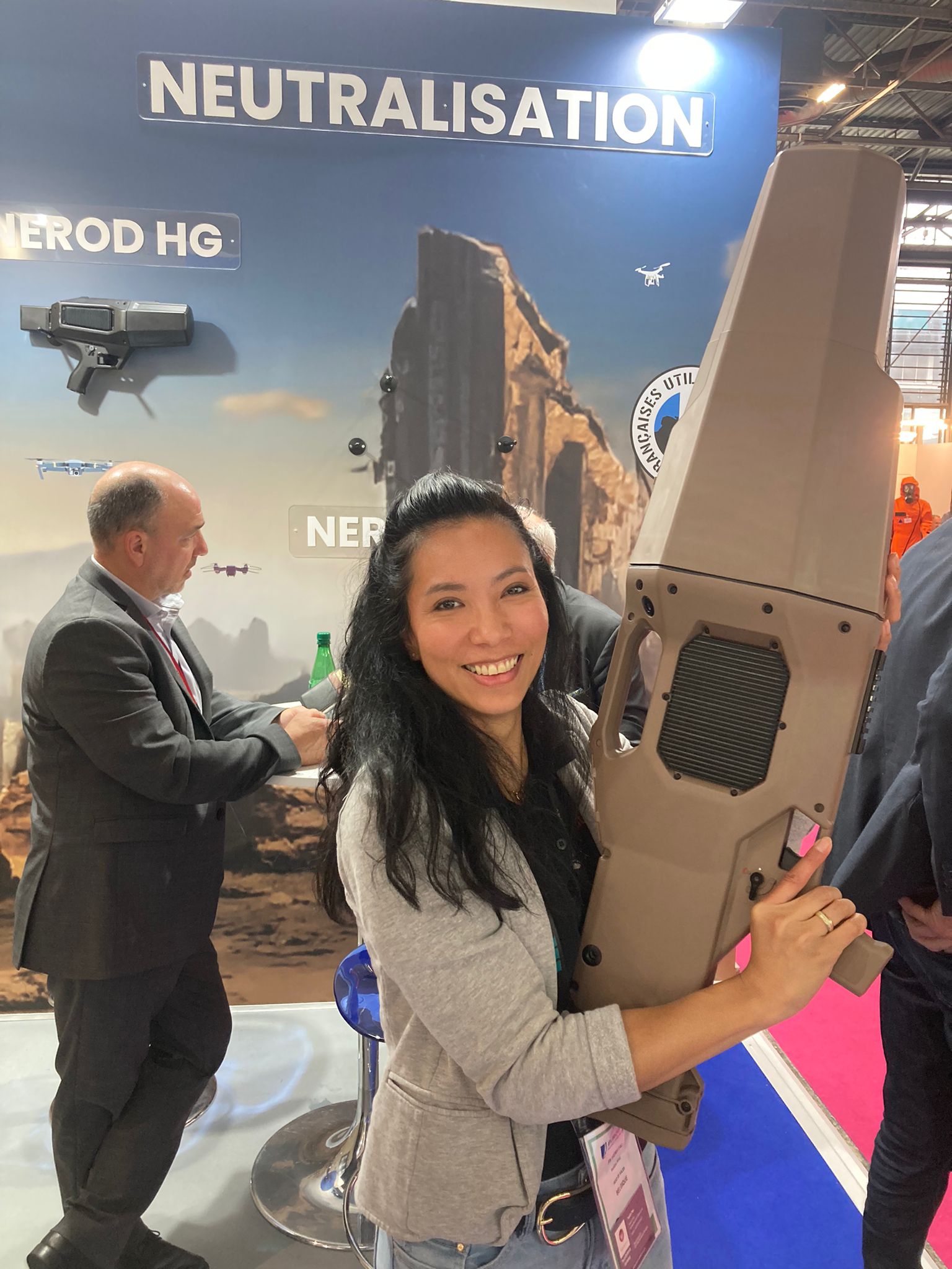 NEROD RF in den Händen von Panida Pfau, Head of Sales TeutoDefence Germany. (Foto: TeutoDefence)