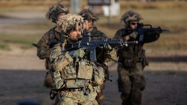 In kleinen Trupps gehen die Soldaten vom Fallschirmjägerregiment 26 bei ihrem Angriff während der Übung Talisman Sabre 2025 vor.