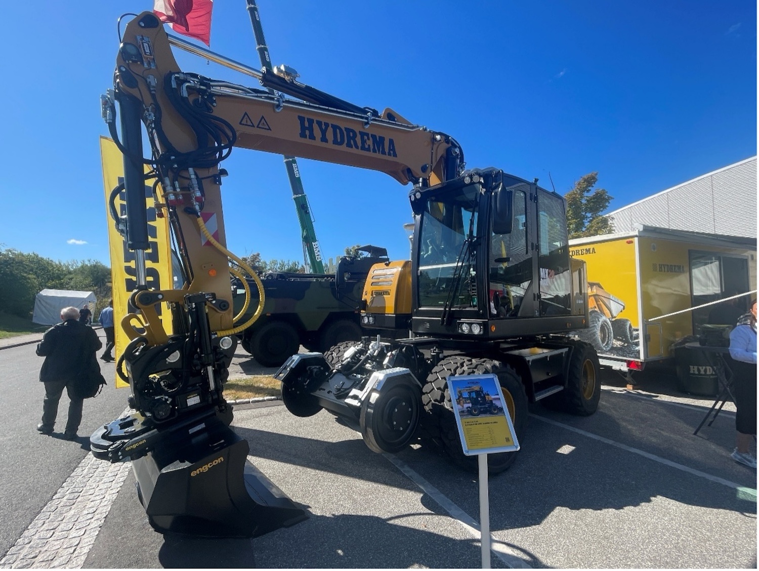 Nicht alle ausgestellten Fahrzeuge waren Grün. Hier der gelbe MX20G Rail City Bagger von Hydrema A:S aus Dänemark