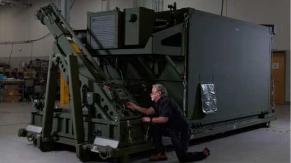 IBCS: Northrop Grumman produziert in seinem Fertigungszentrum in Huntsville, Alabama, wichtige Endprodukte wie das Engagement Operations Center (EOC) für die U.S. Army zur Unterstützung Polens