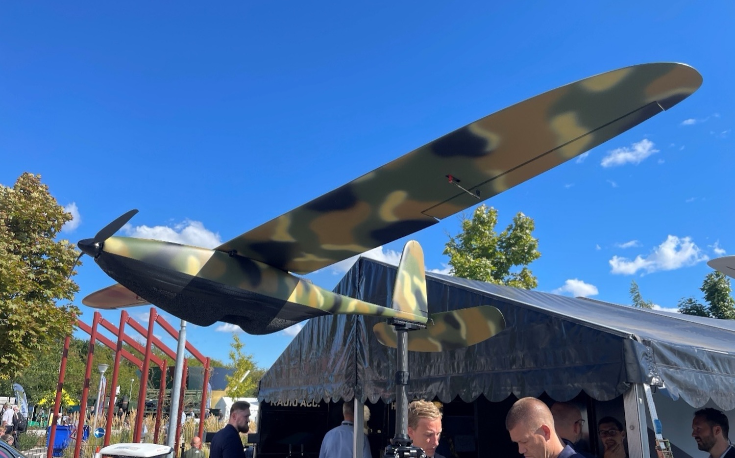 Nur eines von unzähligen Unmanned Aerial Systems. Dieses Jahr waren extrem viele Aussteller mit Ihren UAVs vertreten. Dabei in den unterschiedlichsten Auslegungen und Gewichtsklassen