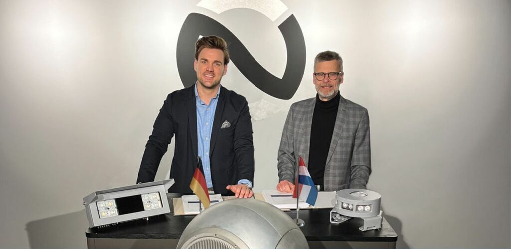 Hubschrauberlandesystem der F126: Optonaval-Geschäftsführer Christopher Schäding (l.) und Dirk Henneberg, Beschaffungsleiter für das F126-Projekt bei Damen Naval. Foto- Damen Naval