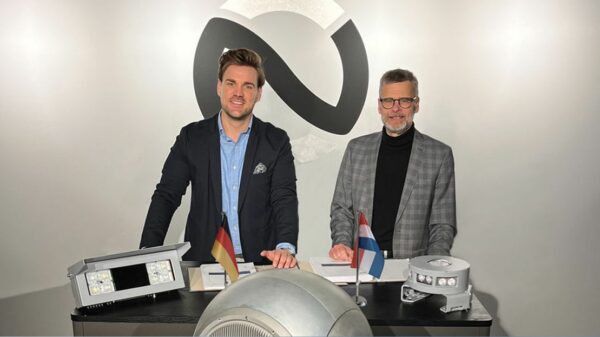Hubschrauberlandesystem der F126: Optonaval-Geschäftsführer Christopher Schäding (l.) und Dirk Henneberg, Beschaffungsleiter für das F126-Projekt bei Damen Naval. Foto- Damen Naval