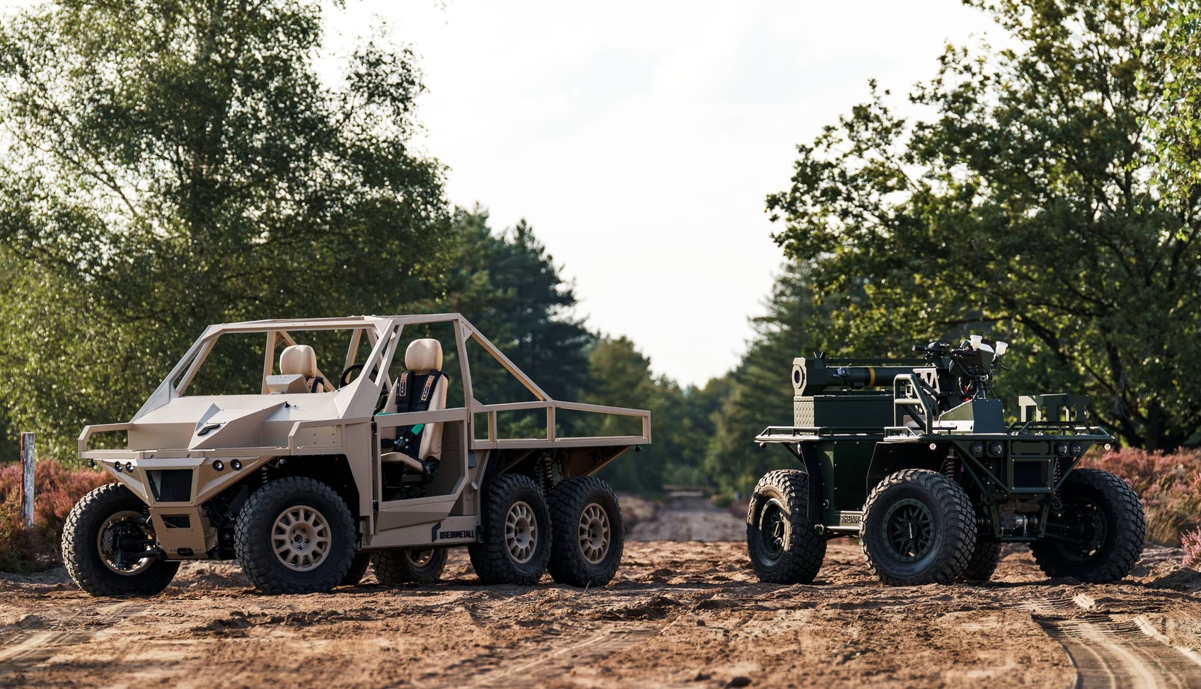 Zwei Varianten der Fahrzeugfamilie Hermelin von Rheinmetall – als 6x6 Buggy (l.) und 4x4 Quad.