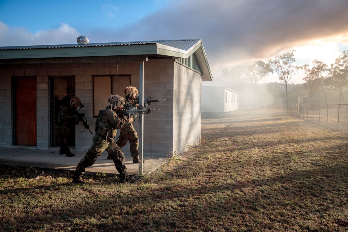 Nach 40 Kilometern Anmarsch kämpfen deutsche Soldaten bei der Übung Talisman Sabre 25 eine Ortschaft frei.