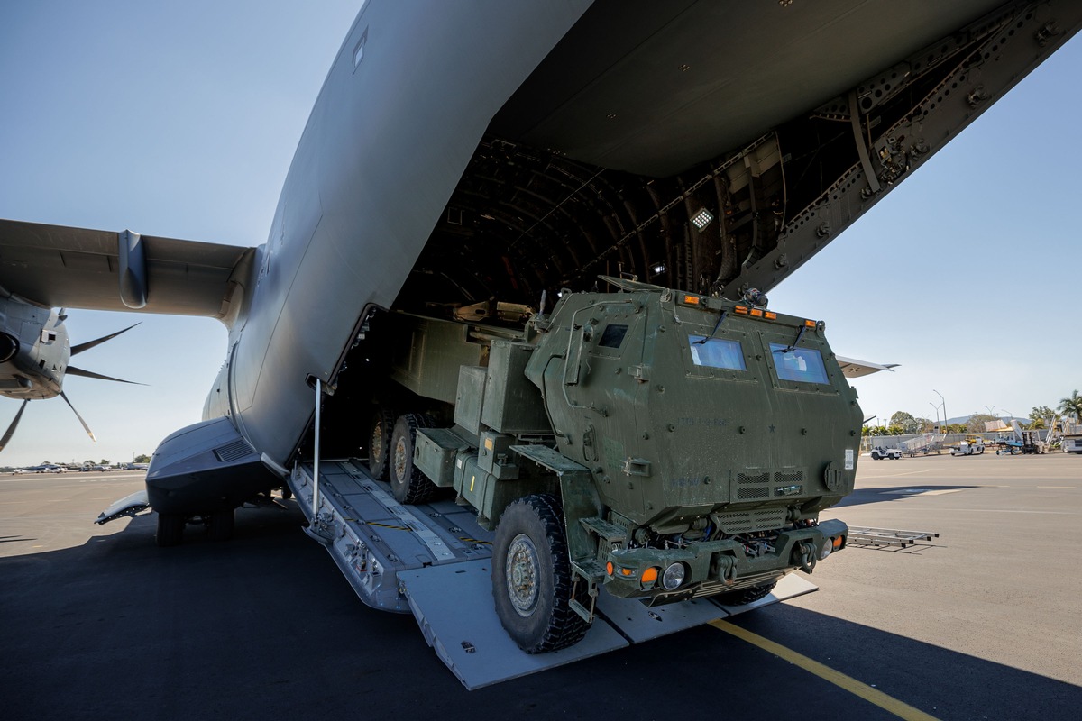 Ein US-amerikanischer HIMARS beim Verladen in einen deutschen A400M der Luftwaffe bei der Übung Talisman Sabre 25 in Australien.