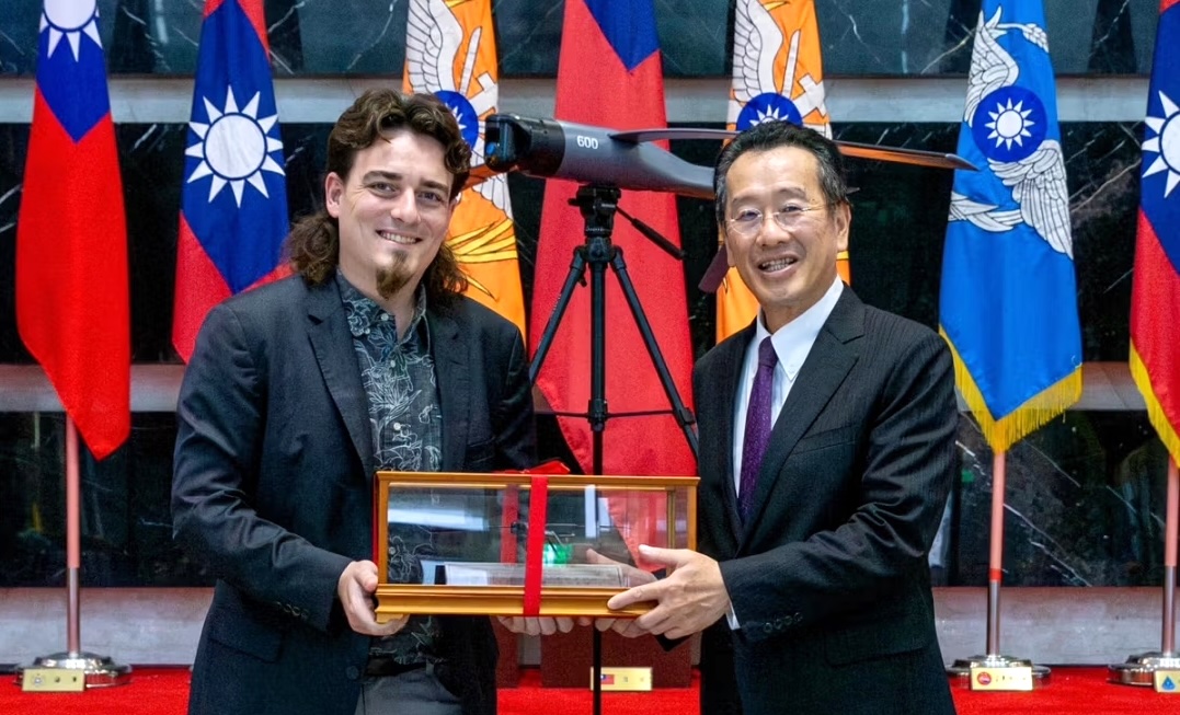 Palmer Luckey, Gründer des US-Unternehmens Anduril, präsentierte Verteidigungsminister Gu Lixiong ein Drohnenmodell. (Foto- Wang Jinfu, Reporter der Military News Agency)