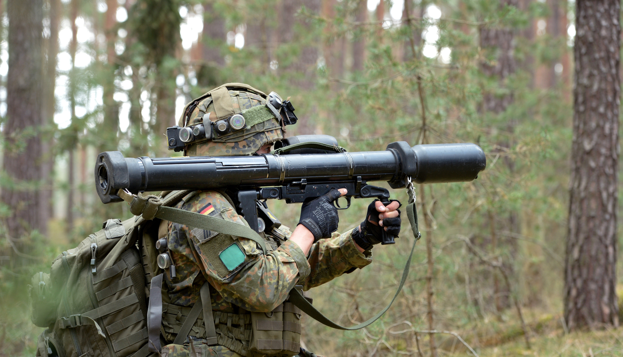 Ein Fallschirmjäger der 5. Kompanie des Fallschirmjägerregiments 31 übt mit der PANZERFAUST 3 während der Heeresübung Evil Ewok auf dem Truppenübungsplatz Lehnin. Foto: Bundeswehr / Carl Schulze