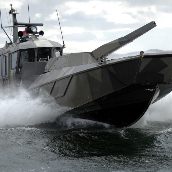 Patria NEMO Navy – das System benötigt eine drei-Mann-Crew. Einen Waffenoffizier und zwei Ladeschützen. (Foto- Patria)