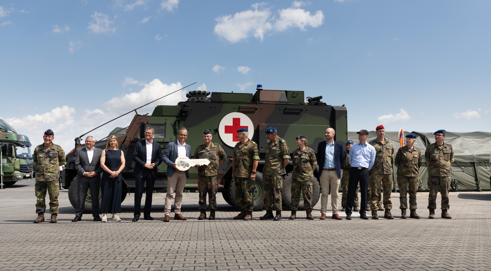 Das neue mittlere geschützte Sanitätskraftfahrzeug EAGLE V 6x6 mgSanKfz wurde während der Informations- und Lehrübung des Sanitätsdienstes der Bundeswehr 2025 in Feldkirchen, vom Hersteller General Dynamics European Landsystems (GDELS) durch Herrn Dr. Thomas Kauffmann an die Bundeswehr übergeben. Oberstapotheker Dr. Ullrich Kindling vom Bundesamt für Ausrüstung, Informationstechnik und Nutzung der Bundeswehr (BAAINBw) gab den symbolischen Schlüssel an Herrn Generaloberstabsarzt Dr. Ralf Hoffmann, Befehlshaber des Zentralen Sanitätsdienstes der Bundeswehr weiter, so dass zum Abschluss der Fahrzeugschlüssel an den militärischen Kraftfahrer und Kommandanten des neuen EAGLE V 6x6 mgSanKfz durch Herrn Generalsstabsarzt Dr. Johannes Backus und Oberstarzt Dr. Melanie Heye übergeben werden konnte.