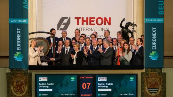 Bildunterschrift: Christian Hadjiminas, CEO von THEON INTERNATIONAL, und sein Team schlugen den Gong während der Zeremonie heute Morgen in Anwesenheit von Simone Huis in 't Veld (CEO Euronext Amsterdam) und René van Vlerken (Head of Listings Euronext Amsterdam), um den Börsengang des Unternehmens zu feiern. (Foto: Theon)