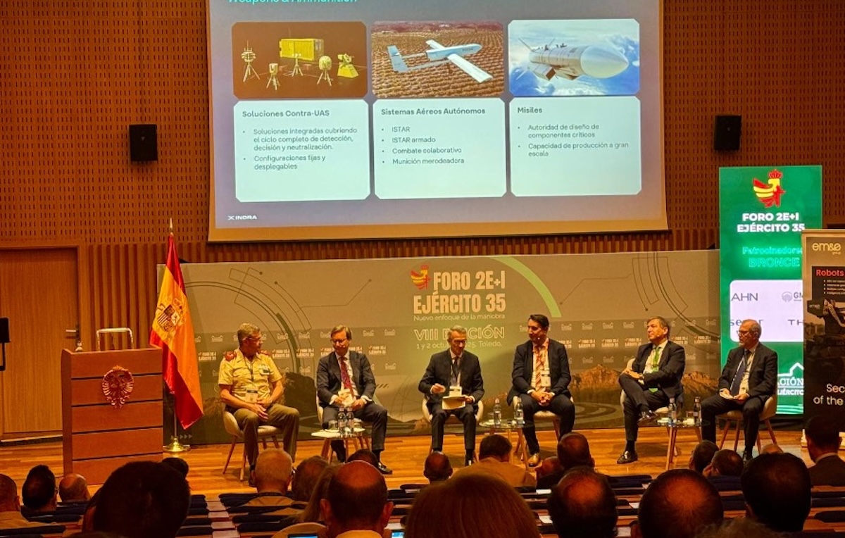 Podiumsdiskussion während des Forums des spanischen Heeres