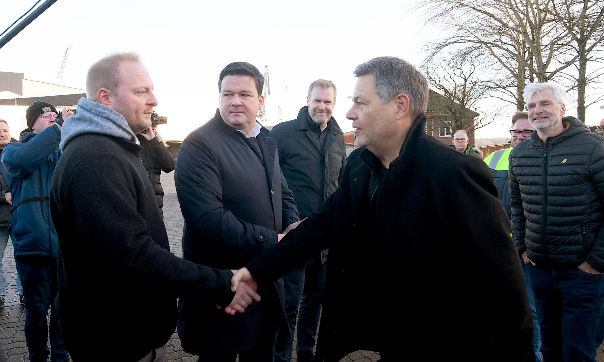 FSG Betriebsratsvorsitzender Jan Brandt (l.) begrũßt Bundeswirtschaftsminister Robert Habeck zusammen mit den vorläufigen Insolvenzverwaltern Dr. Christoph Morgen und Hendrik Gittermann (Mitte) sowie Michael Schmidt, IG-Metall Flensburg (r.)