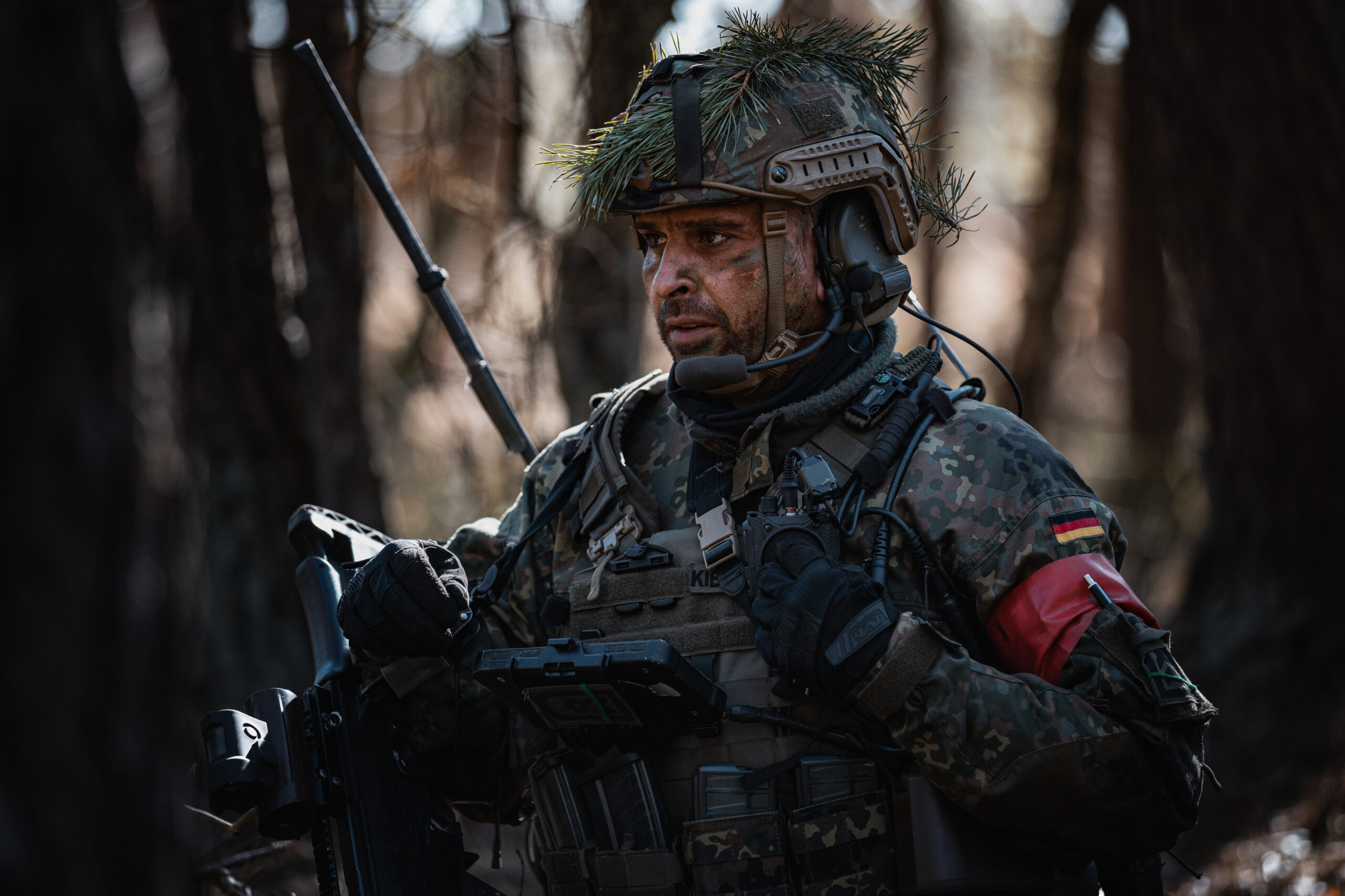 Der Panzergrenadierzugführer führt seine digitale Lagekarte mit dem MX50, dem einklappbaren Monitor im Brustbereich. Für die Führung der Lagekarte wird innerhalb des Zuges TacNet benutzt. Foto: Bundeswehr / Maximilian Schulz