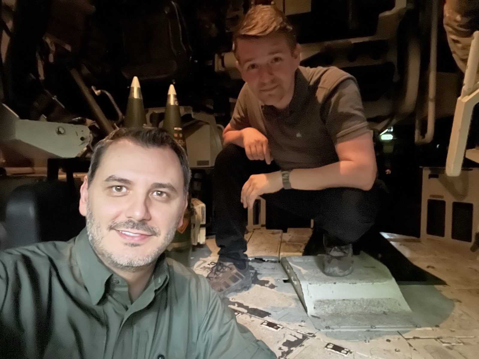 Im Gespräch mit den Besatzungen auch der ehemals deutschen PzH 2000 erfuhr MdB Dr. Marcus Faber die dringendsten Probleme der ukrainischen Streitkräfte.