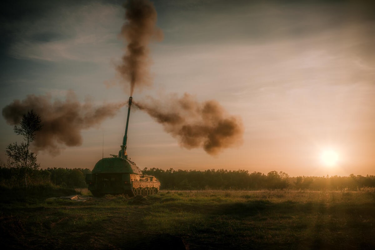  Artillerie spielt im Ukraine-Krieg eine entscheidende Rolle. Hier ist die Einweisung eines ukrainischen Soldaten in die Panzerhaubitze 2000 abgebildet (o. l.).