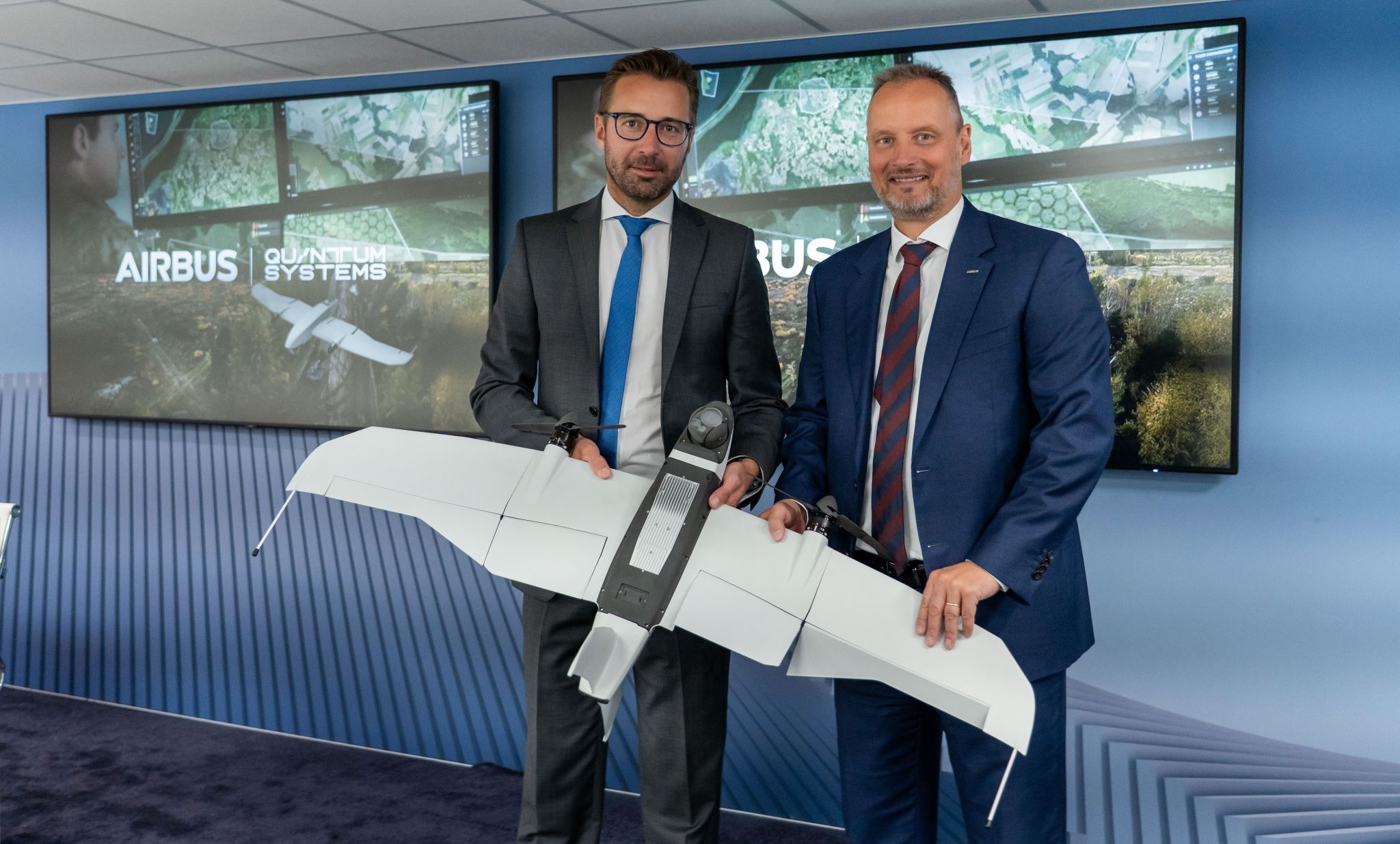 Florian Seibel, CEO von Quantum Systems, und Michael Schoellhorn, CEO von Airbus Defence and Space (v.l.n.r.), unterzeichneten heute auf der Paris Air Show das strategische Memorandum of Understanding zur Verbidnung der MOSAIC UXS Architektur mit der Airbus Combat Cloud.