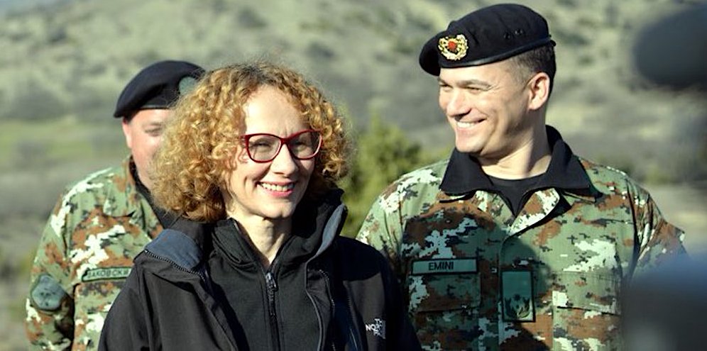 Radmila Šekerinska mit Nordmazedonischen Soldaten.