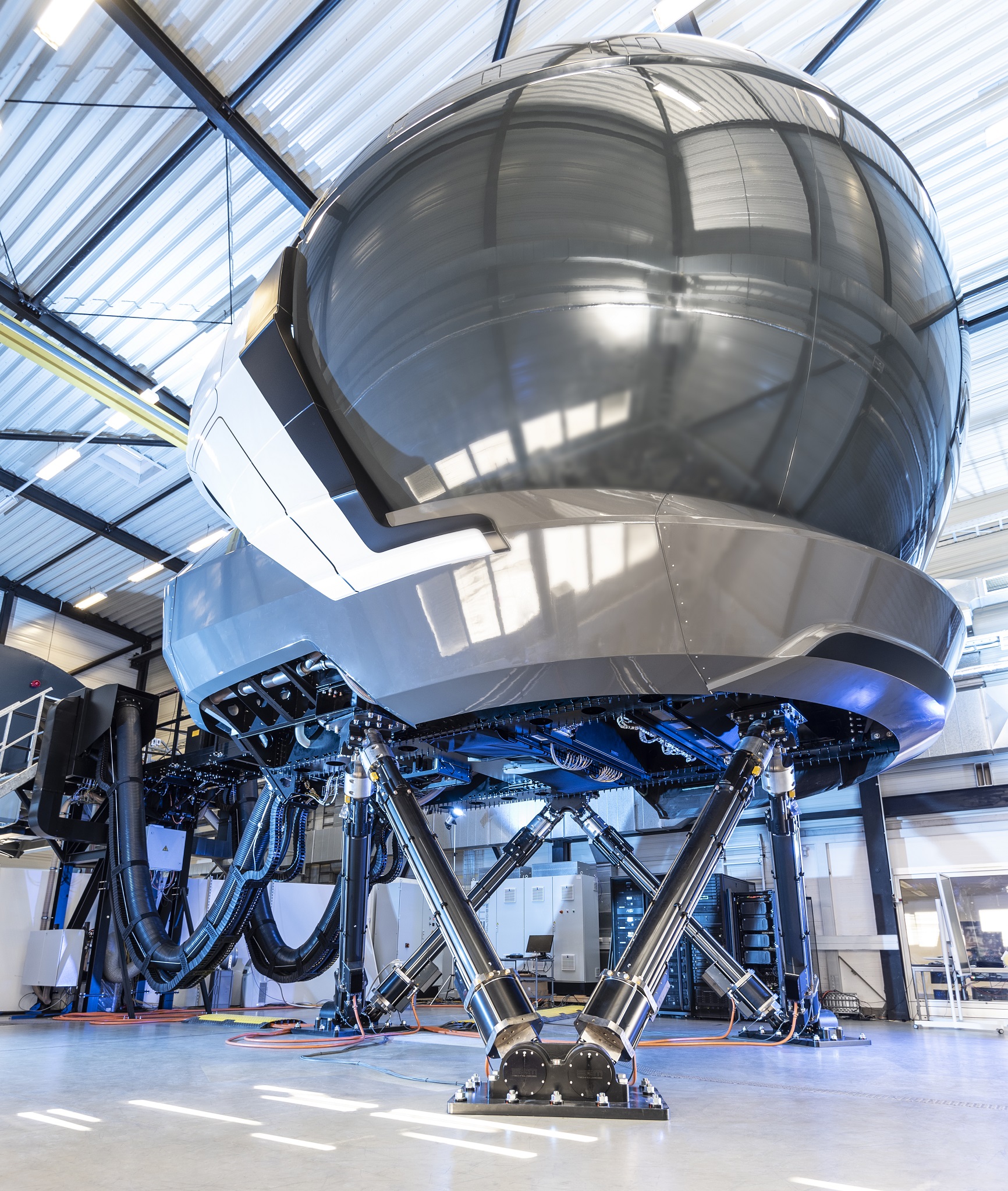 Bestanmdteil der Lieferung sind win Full Flight and Mission Simulator und ein Cargo Handling Station Trainer.