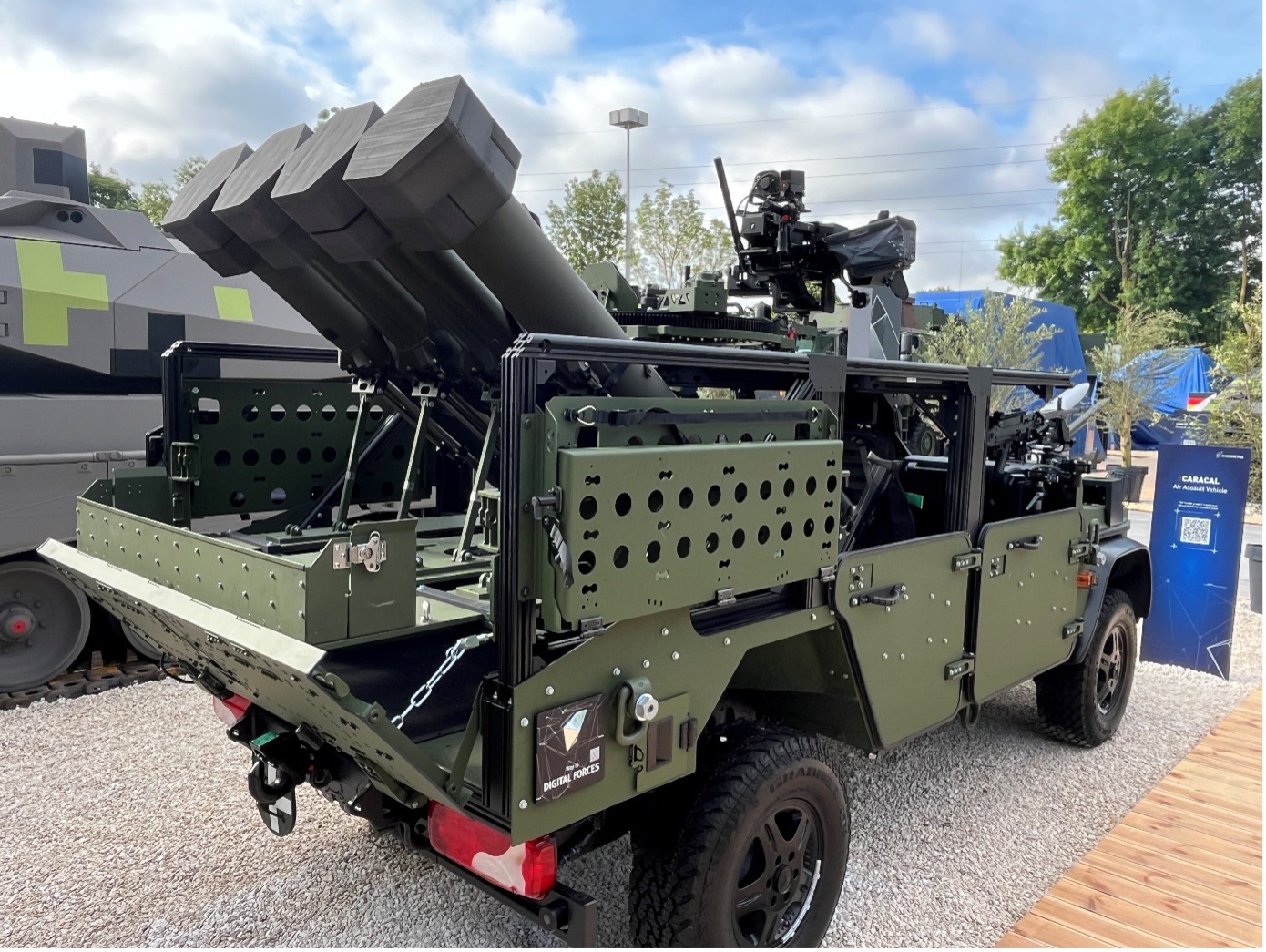 Rheinmetall CARACAL als Air Assault Vehicle, hier mit vier Starbehälternm für die HERO Loitering Munition auf der Eurosatory 2024. (Foto- AF)