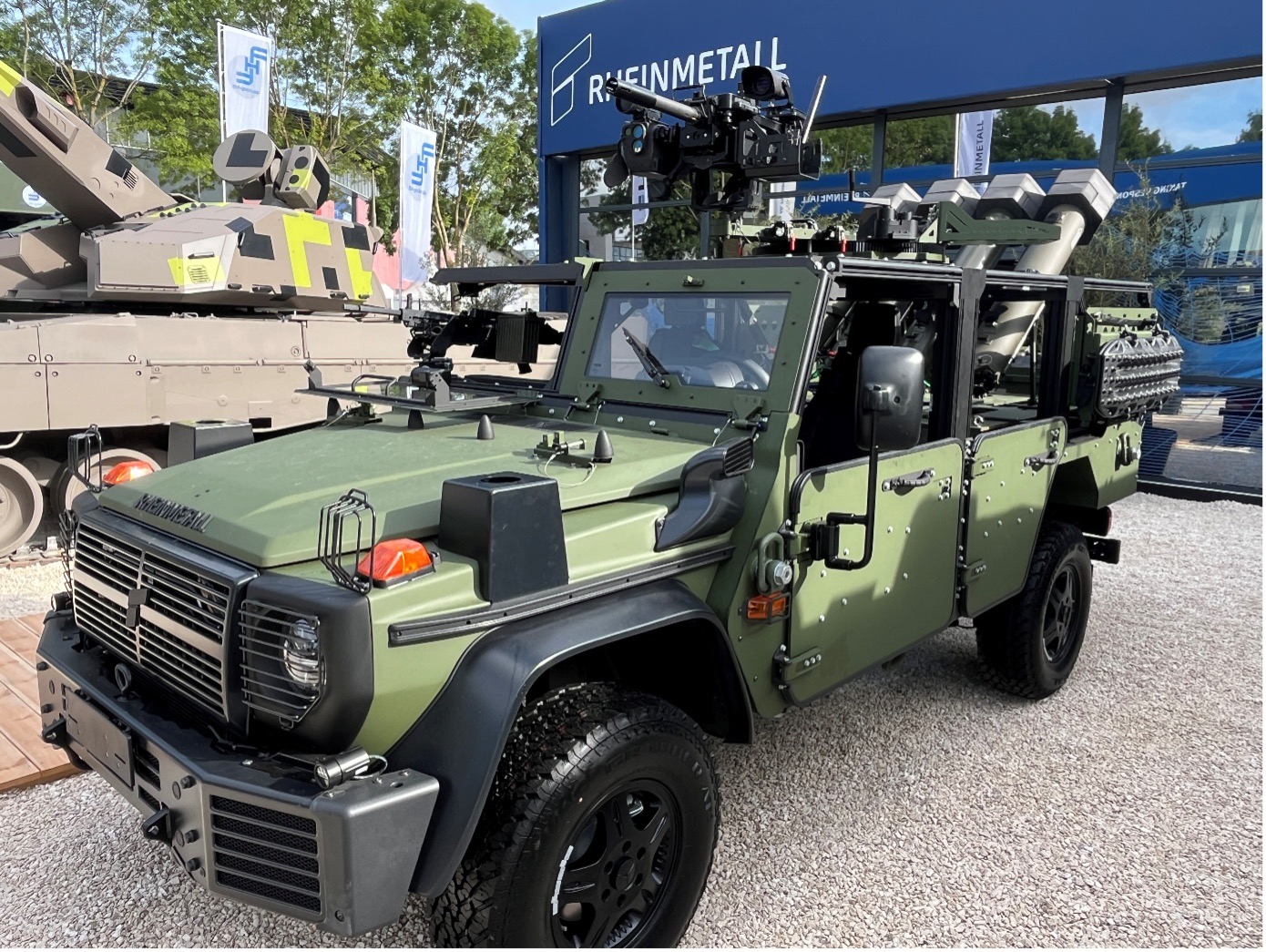 Rheinmetall CARACAL als Air Assault Vehicle, hier mit vier Starbehälternm für die HERO Loitering Munition auf der Eurosatory 2024.