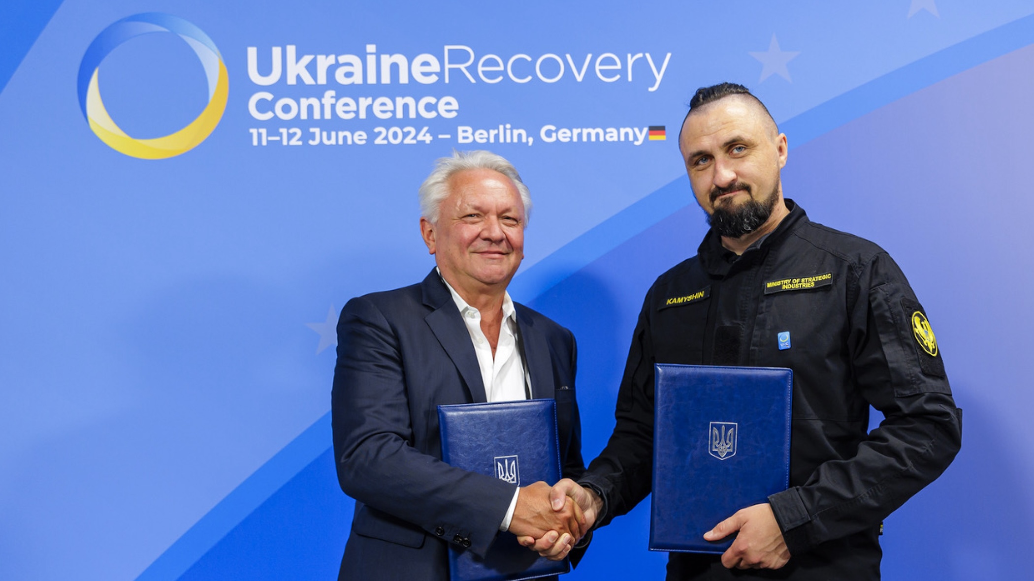 Armin Papperger, Vorstandsvorsitzender der Rheinmetall AG, und Oleksandr Kamyschin, Minister für strategische Industrien der Ukraine, nach der Unterzeichnung des Abkommens. Auch ein Rahmenvertrags zur Lieferung von mehreren hundert Lynx an die Ukraine ist aktuell in der Diskussion.