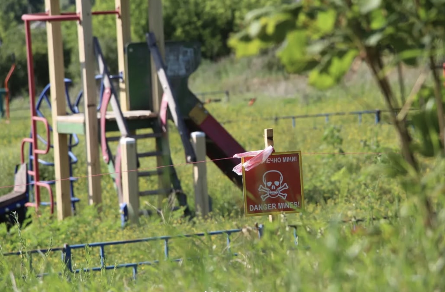 Einblicke in den ukrainischen Alltag – Minenfeld vor einem Spielplatz.