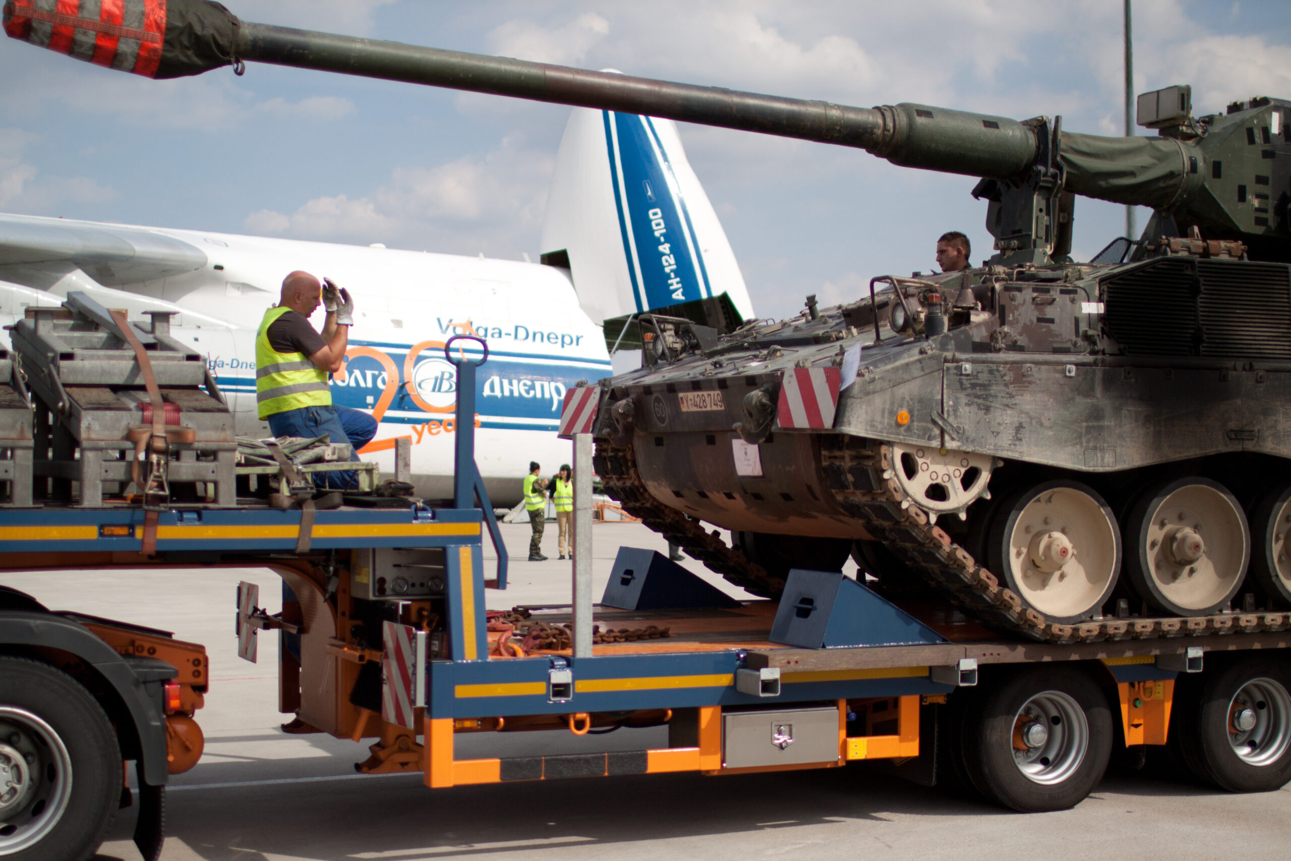Rücktransport aus Afghanistan. Eine PANZERHAUBITZE 2000 wird auf einem Tieflader verzurrt, nachdem sie aus einer ANTONOV 124 entladen wurde. Foto: Bundeswehr