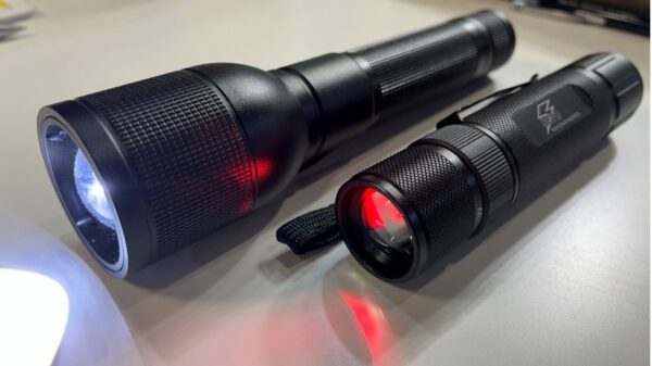SETO 3-C-LED-Handlampe rechts und die leistungsstärkere Lampe mit einer Reichweite von bis zu 500 m. (Foto- AF)