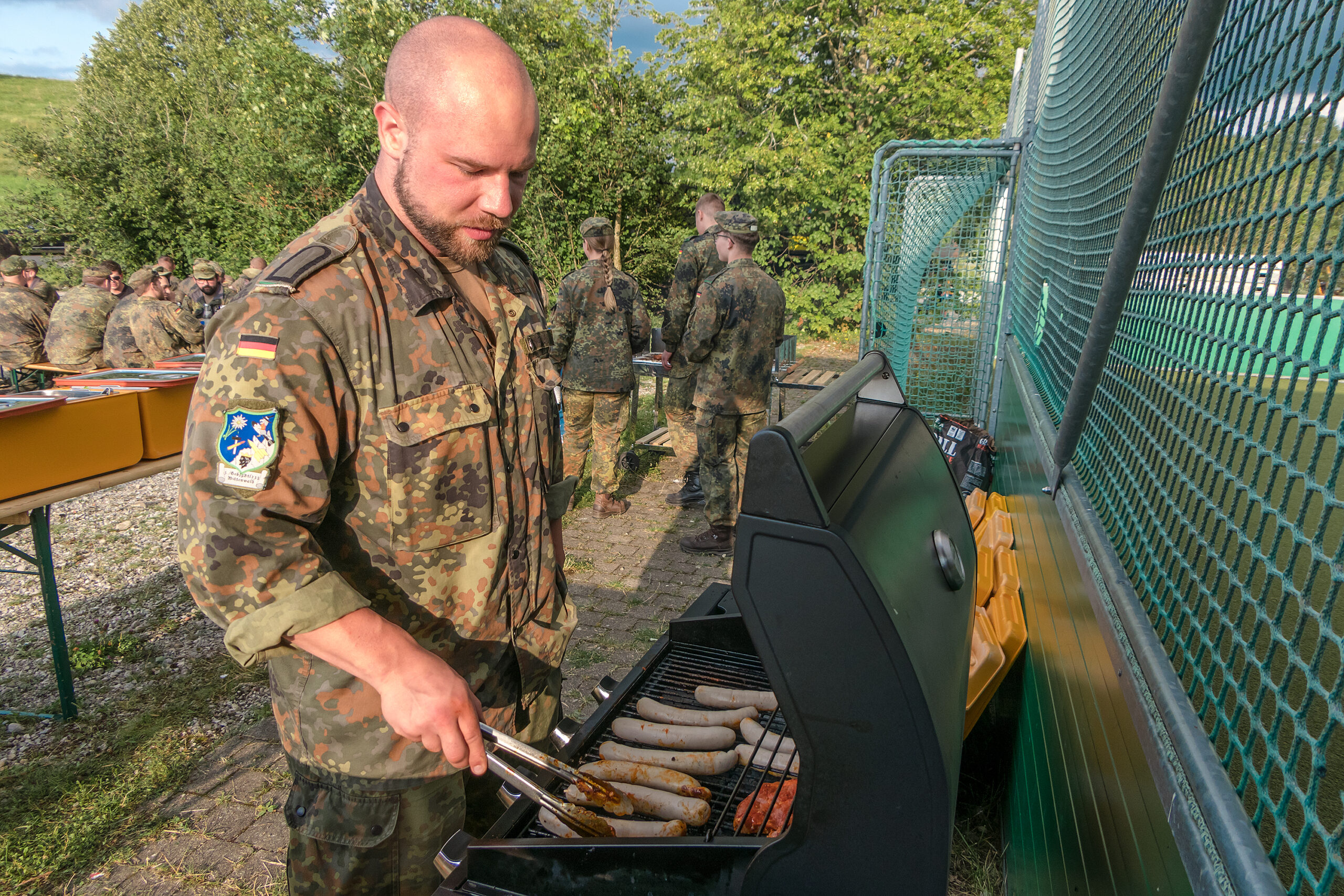 Geschickter Grillmeister: Für das leibliche Wohl sorgten sowohl Soldaten wie auch der Wild-steiger Krieger- und Veteranenverein.