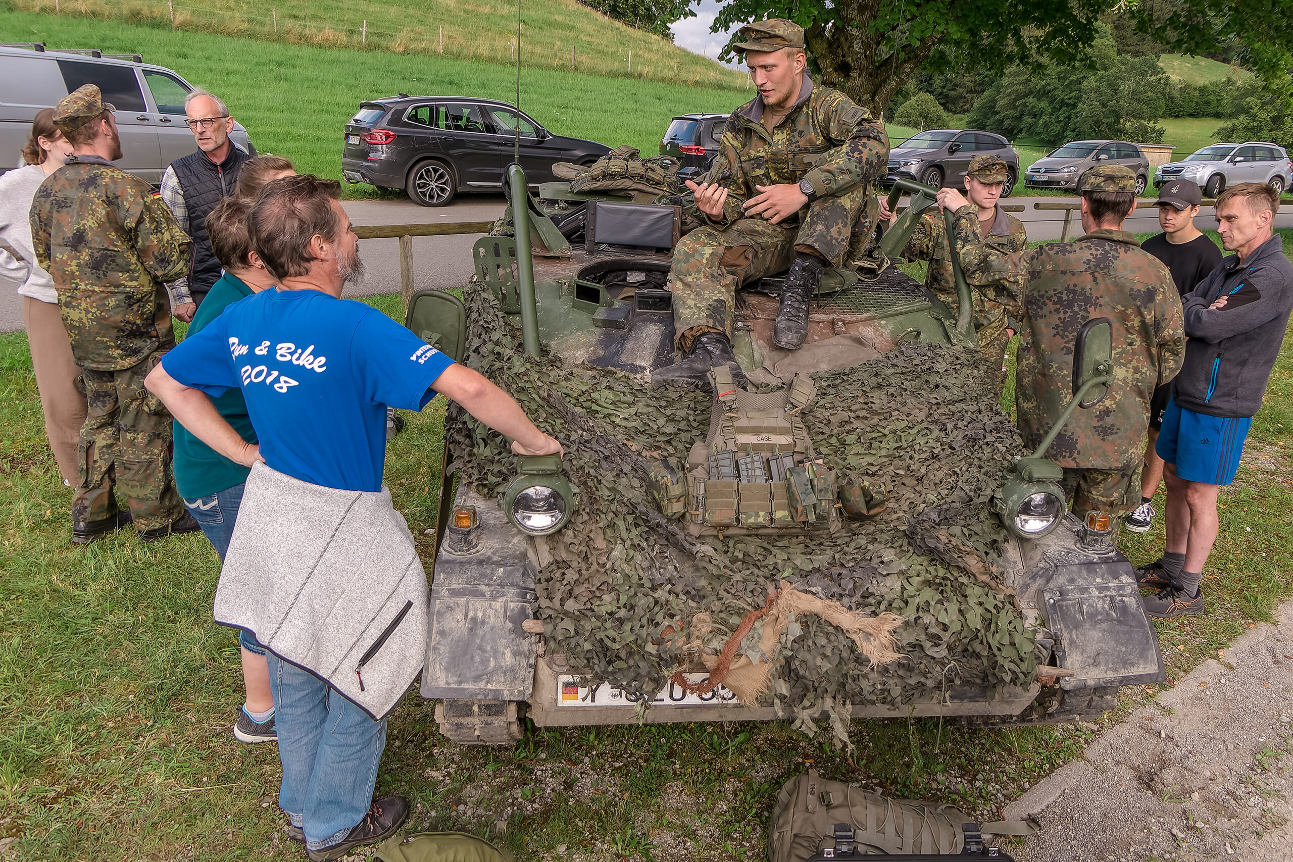 Große Neugierde: Der Fahrer des Wiesels erklärt wie sich der kleine Panzer trotz engem Innenraum steuern lässt.