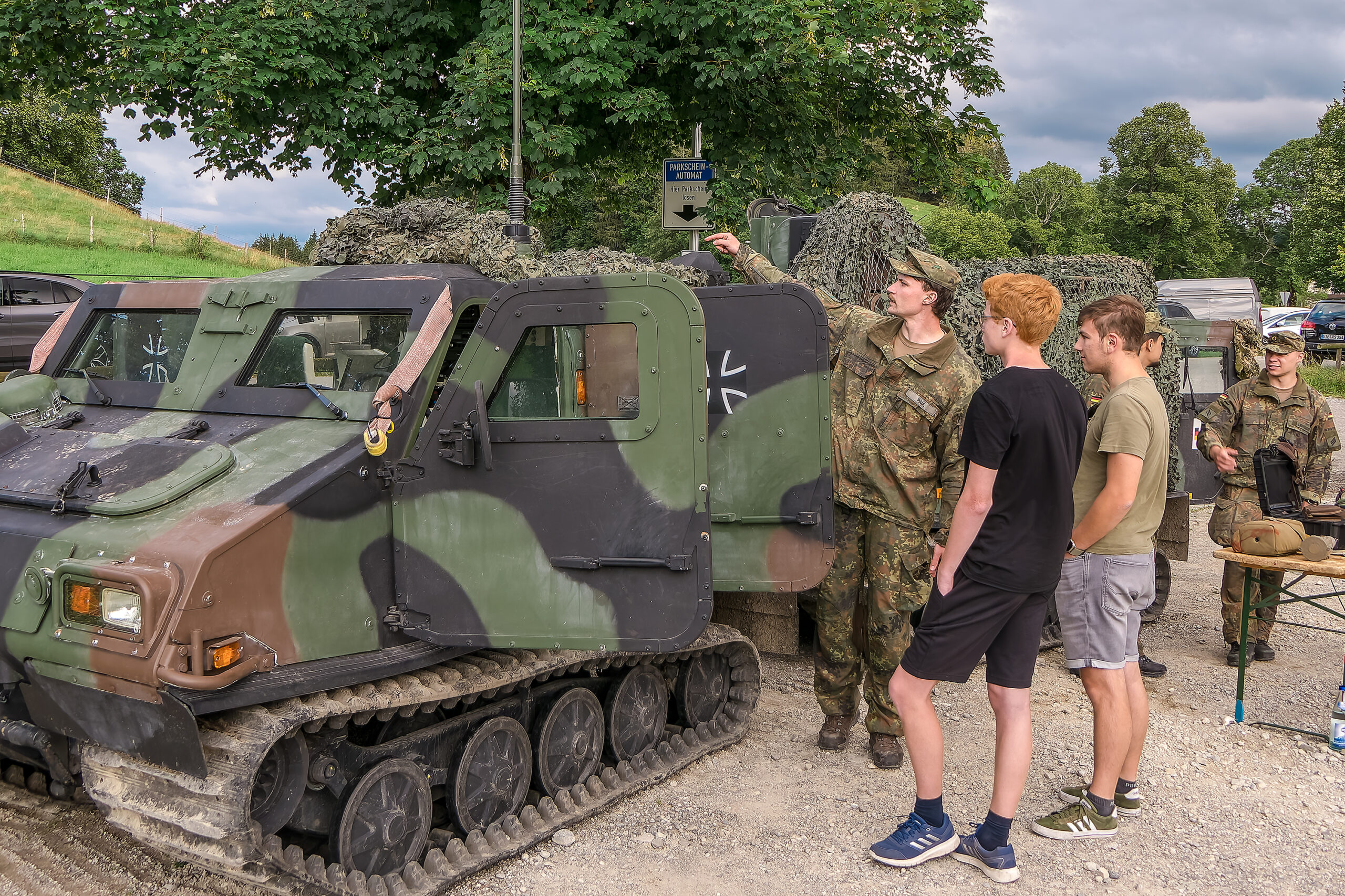 Gespräch auf Augenhöhe: Viel Interesse für das gepanzerte Überschneefahrzeug Hägglunds BV 206 S.