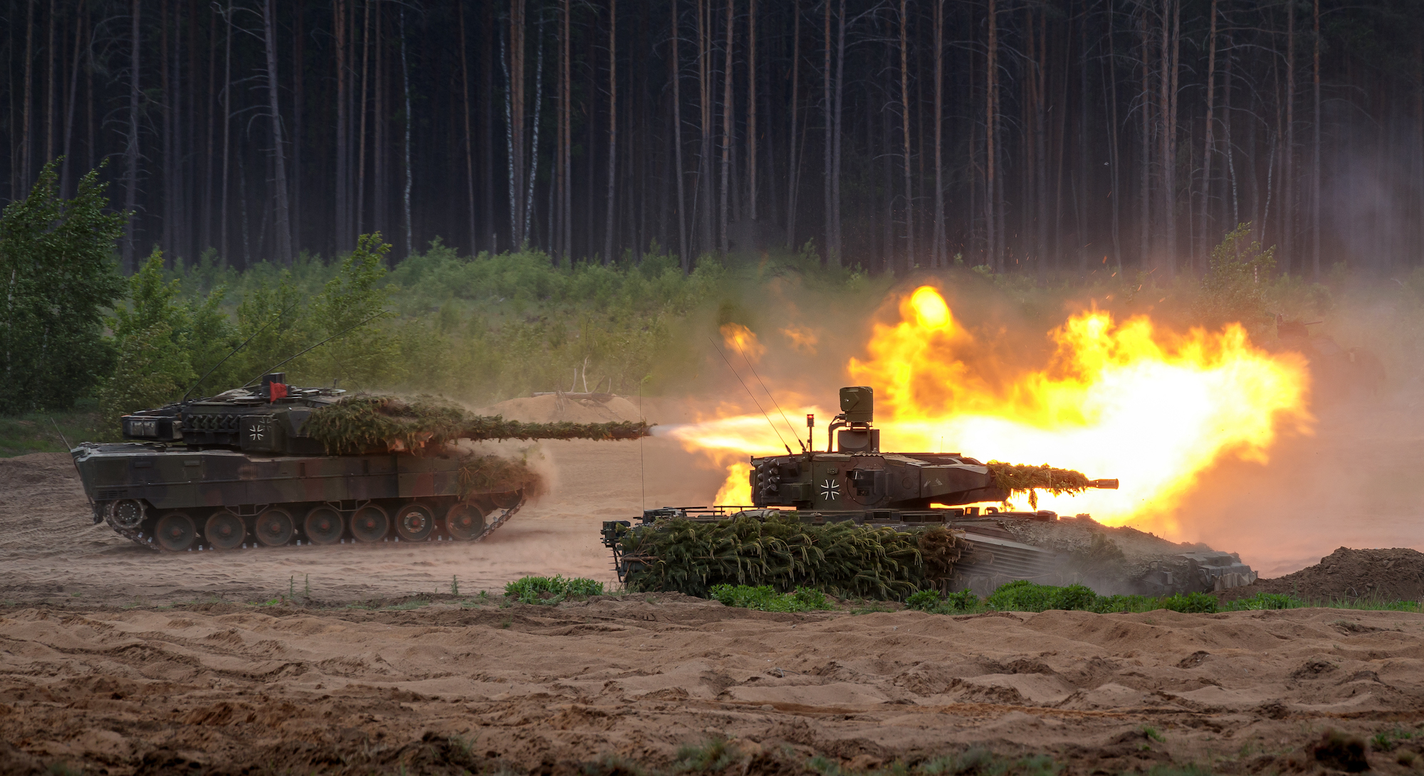 Soldatender10.PanzerdivisionübenmiteinemKampfpanzerLEOPARD 2A7V das Gefecht in einem multinationalen Gefechtsverband im Rahmen der NATO-Übung Grand Quadriga auf dem Truppenübungsplatz Pabrade/ Litauen. Foto: Bundeswehr / Marco Dorow