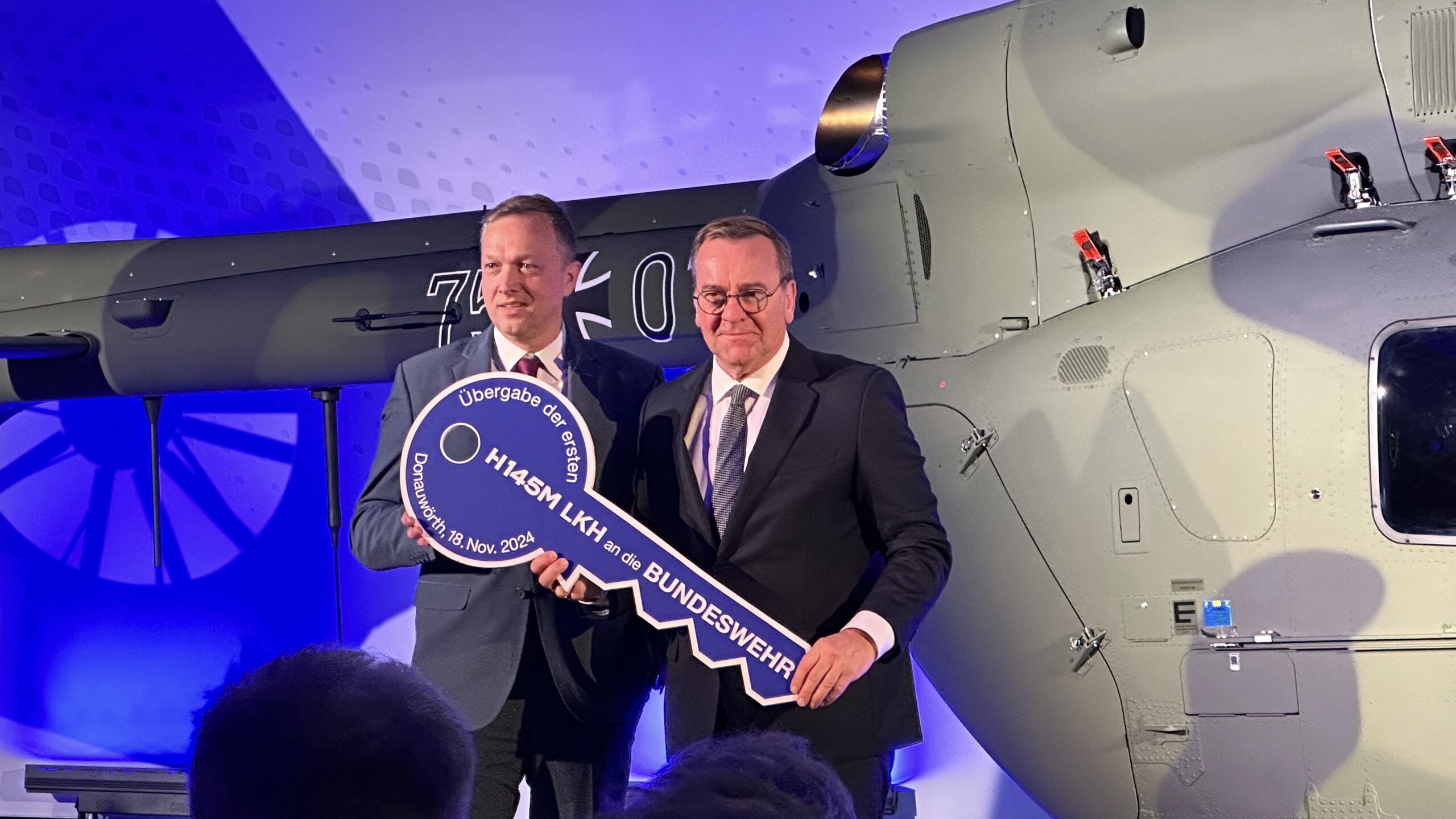 Stefan Thomé (l.), Chef von Airbus Helicopters in Deutschland, übergibt den symbolischen Schlüssel des ersten H145M LKH an Verteidigungsminister Boris Pistorius.
