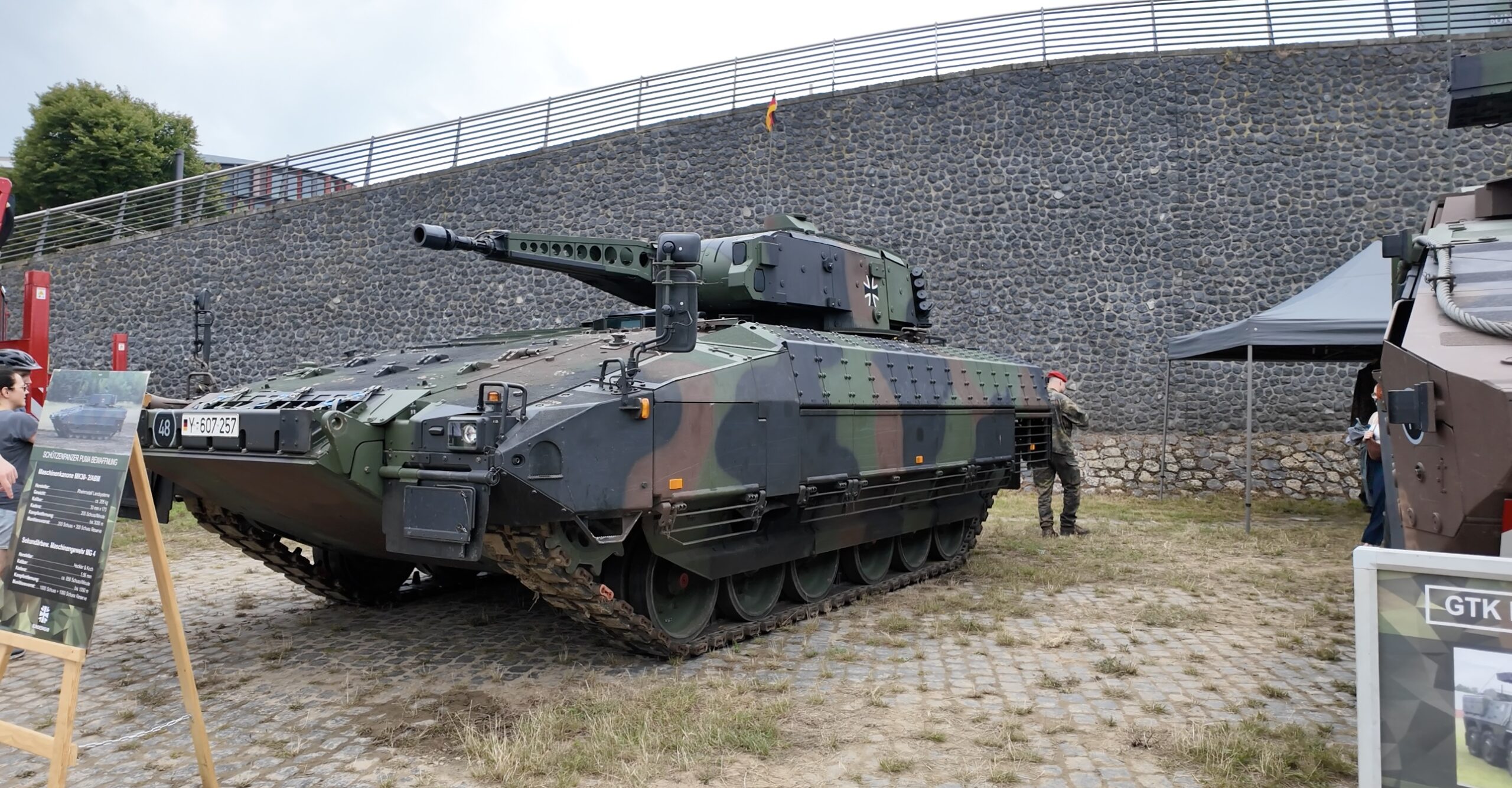 Neben einem Schützenpanzer Puma, wurden auch der GTK Boxer und ein Spähwagen Fenek gezeigt.