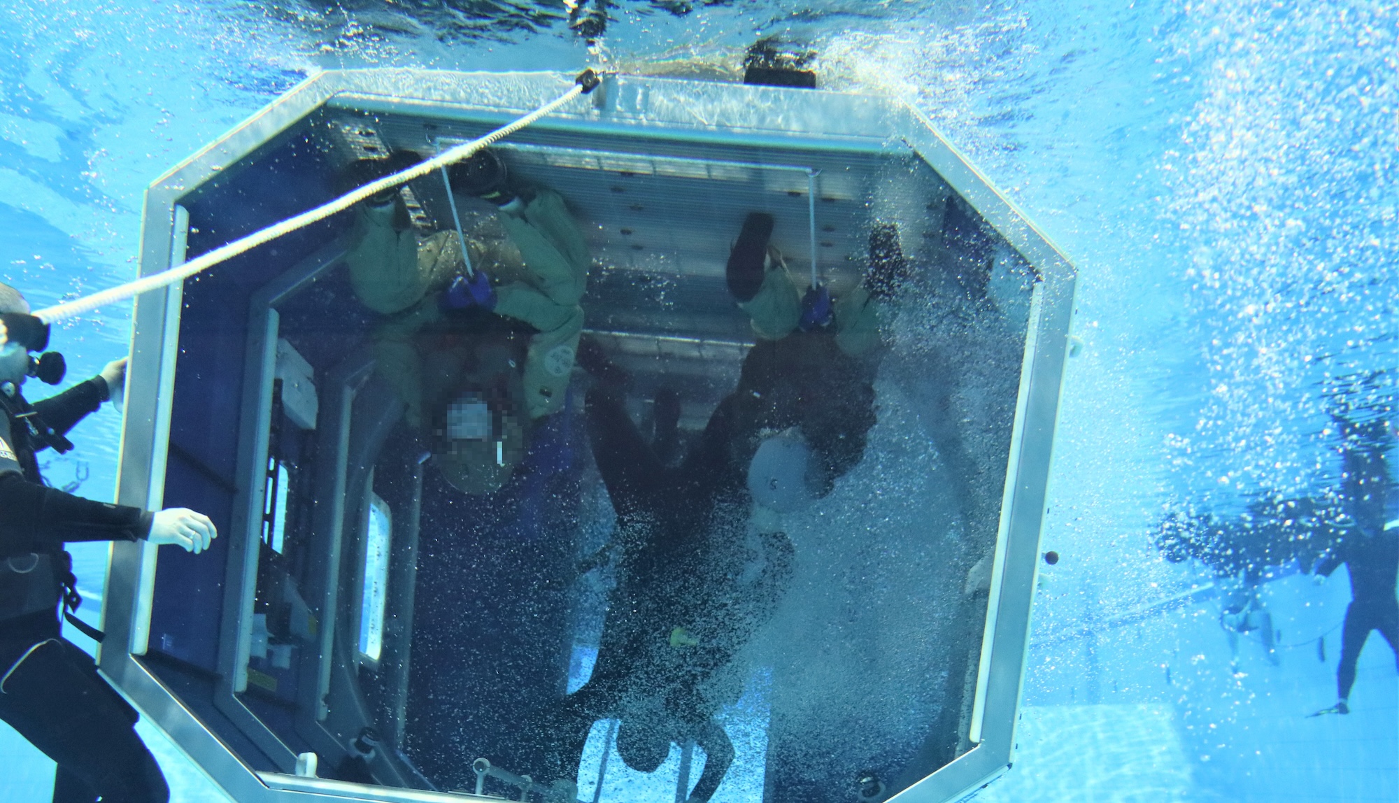 Ukrainische Soldaten bereiten sich in Deutschland auf das Überleben und den Notausstieg aus Luftfahrzeugen im Wasser vor.