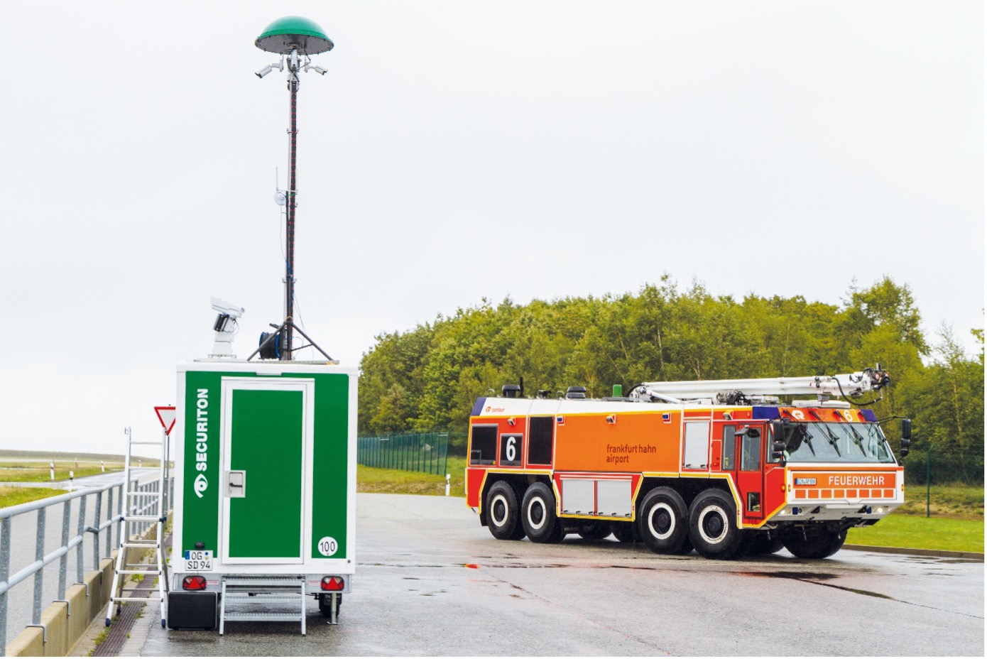 SecuriDrone Fortress Go zum Schutz eines Flughafens. Das mobile System mit Einsatzzentrale ist genau dort im Einsatz, wo es benötigt wird. SecuriDrone Fortress Go kann individuell mit allen Sensor-Systemen konfiguriert werden. Von den RF-Cyber Einsatzkits über die Radarsysteme bis zum SecuriDrone Moskito ist alles möglich. (Foto: Securiton)