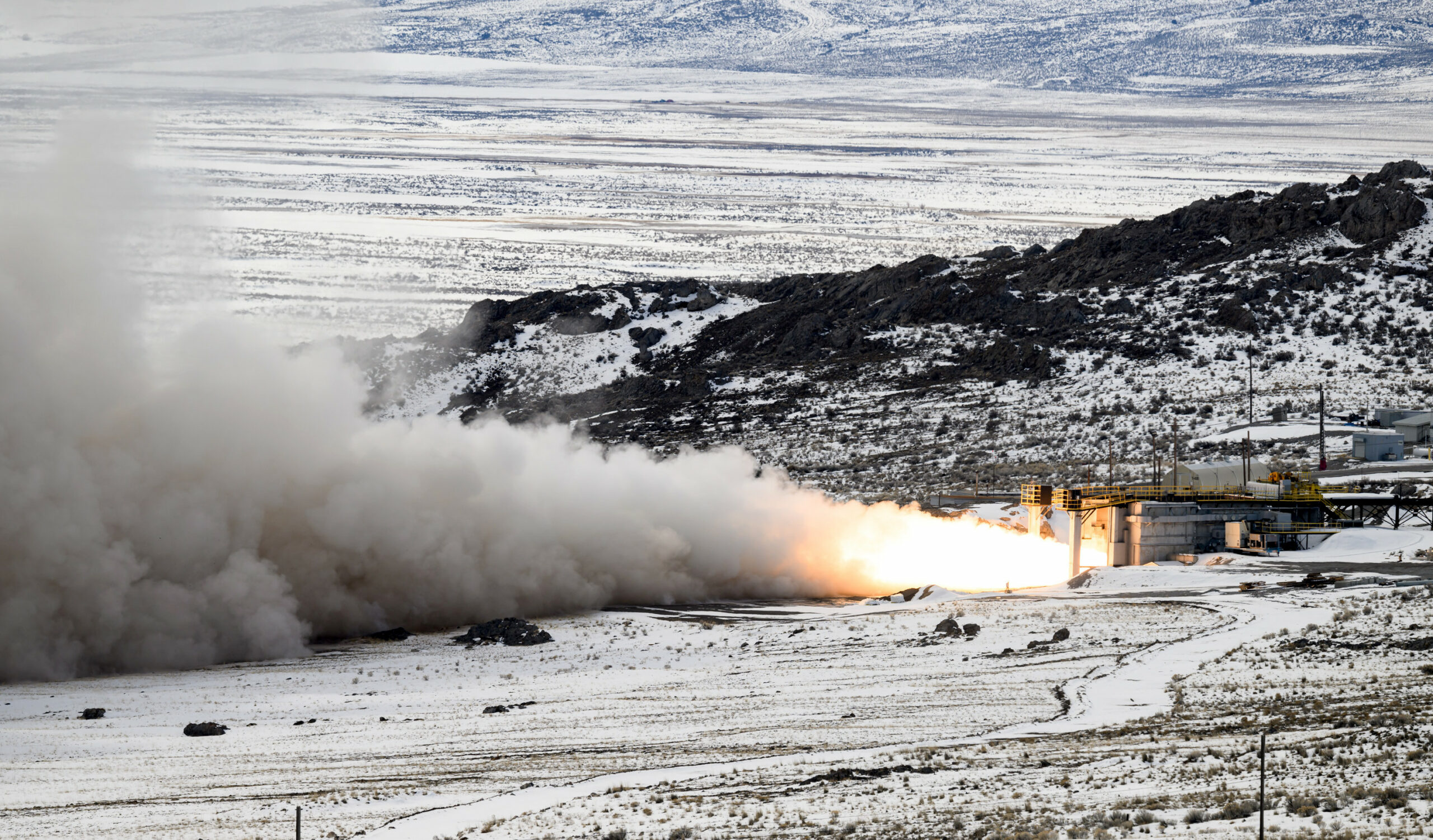 Testzündung eines Triebwerks einer Trägerrakete für Sentinel, während es fest mit der Starthalterung bei Northrop grumman Promontory verbunden ist. Der Teststart des Triebwerks dient der Messung von Druck, Temperatur und Treibstoffflussgradienten.