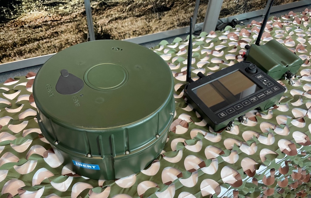 Sentry ATM System (links) dient der Panzer- und Fahrzeugabwehr. Daneben die Bedieneinheit sowie ein Relay zur Reichweitenverlängerung. (Foto- AF)