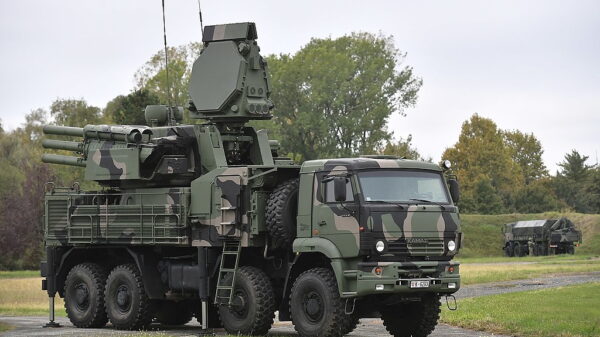 Das russische Luftverteidigungssystem Pantsir (hier ein serbisches Pantsir-S1) soll zur Abwehr von Drohnen eine Laserwaffe erhalten.