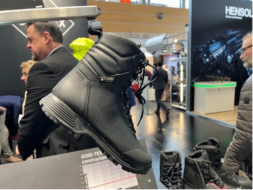 Sieht aus wie ein gewöhnlicher Kampfstiefel. Nutzt aber die EXTRAGUARD Membran von Gore-Tex. Damit lässt sich erstmals auch ein Obermaterial wie Leder ersetzen