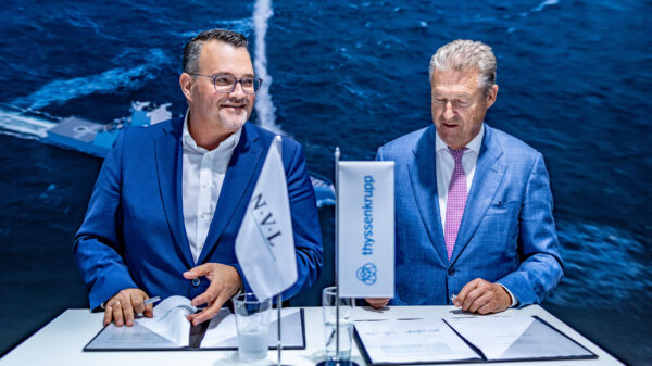 Oliver Burkhard (l.), CEO von tkMS, und Friedrich Lürßen (r.), Gesellschafter der Unternehmensgruppe NVL, unterzeichneten heute in Hamburg eine Zusammenarbeitserklärung zum Bau der Fregatte F127.