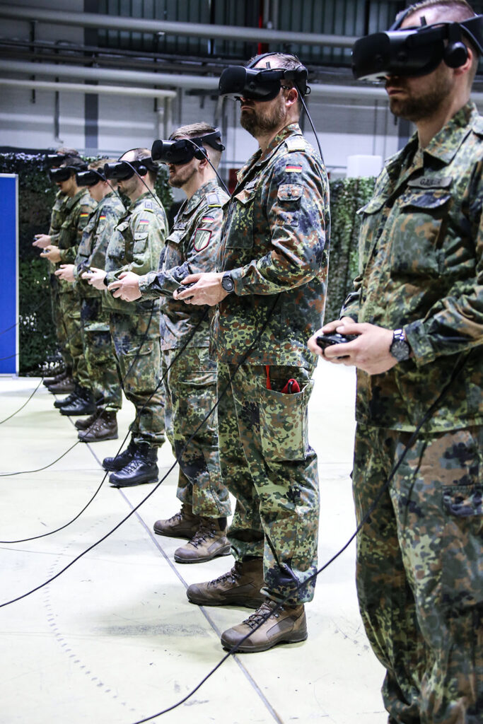 Virtuelle Realität: Unter VR-Brillen können Abläufe beim Fallschirmsprungeinsatz geübt werden. Foto: Bundeswehr / Andrea Neuer