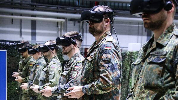 Virtuelle Realität: Unter VR-Brillen können Abläufe beim Fallschirmsprungeinsatz geübt werden. Foto: Bundeswehr / Andrea Neuer
