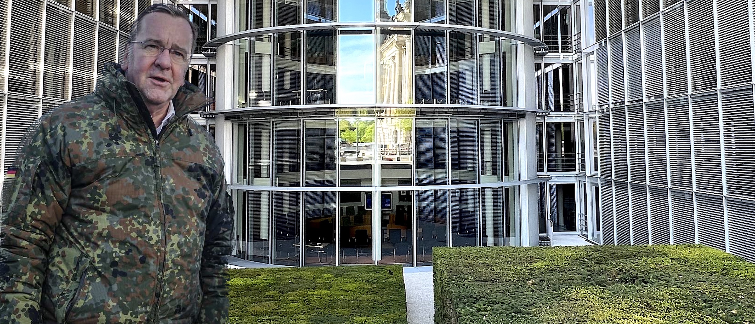 Ein Sitzungsaal im Paul-Löbe-Haus. Hier tagt auch der Verteidigungsausschuss des Deutschen Bundestages zum Artikelgesetz Zeitenwende.