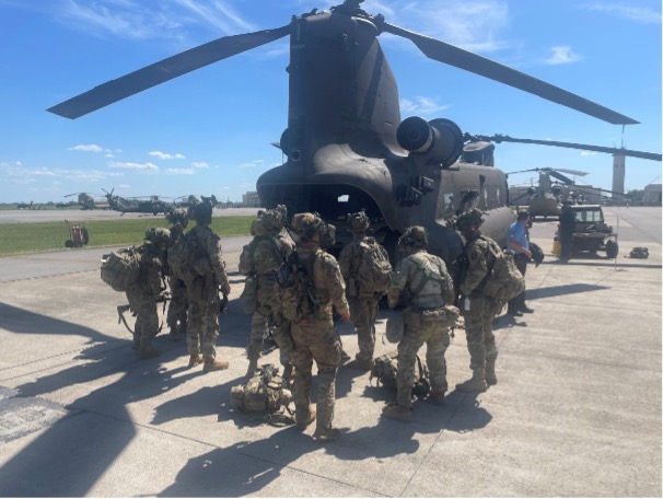 Anwenderdemonstration: Soldaten der 101st Combat Aviation Brigade laden Personal in den CH-47F Block II. (Foto der U.S. Army)