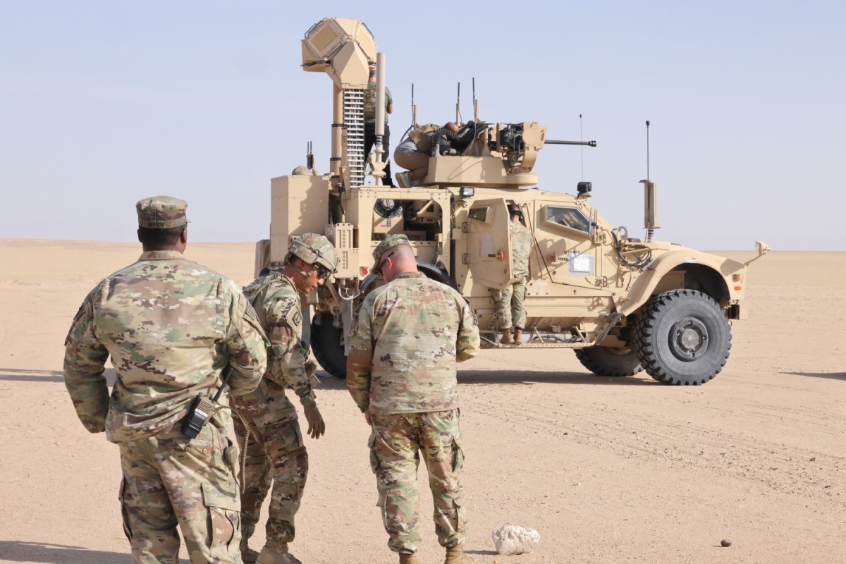Soldaten testen den 30-Millimeter-Drohnenabwehrturm, der auf zwei minenresistenten, überfallgeschützten Geländewagen montiert ist. U.S. Army : Capt. Austin May