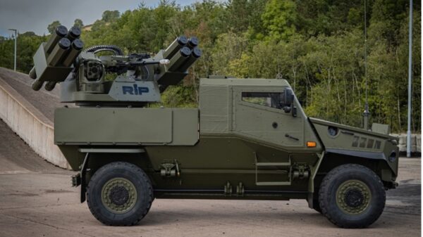 Spezialfahrzeug Foxhound mit RIwP-Turm für die Luftverteidigung vorgestellt