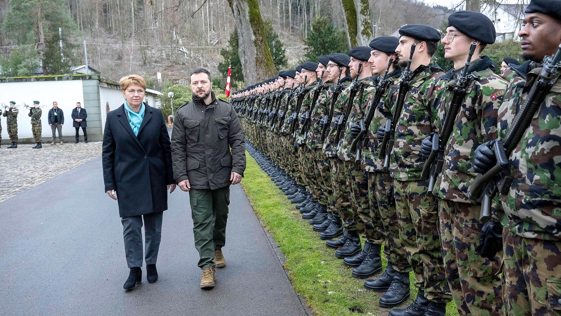 Im Gegensatz zum deutschen Wachbataillon setzt die Schweiz auch protokollarisch auf den Tarnanzug, wie hier beim Empfang des ukrainischen Präsidenten Wolodymyr Selenskyj durch die schweizerische Bundespräsidentin des Jahres 2024, Viola Amherd.